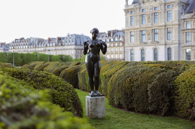 Statua in bronzo nel giardino pubblico delle Tuileries