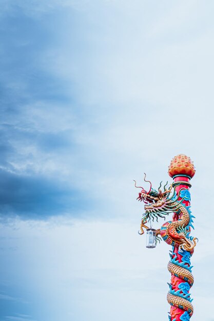 Statua in legno di Guan Yin con diecimila mani