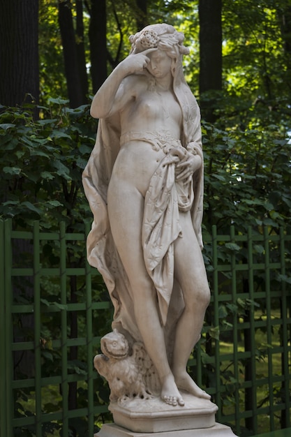 Statua in marmo della notte di Bonazza G nel giardino estivo, San Pietroburgo, Russia