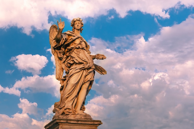 Statua in marmo di Angelo con i chiodi al tramonto, uno dei dieci angeli sul ponte Sant'Angelo, simboli della passione di Cristo, Roma, Italia