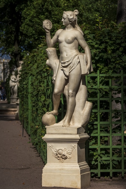 Statua in marmo di Veritas di Marino Groppelli nel giardino estivo, San Pietroburgo, Russia