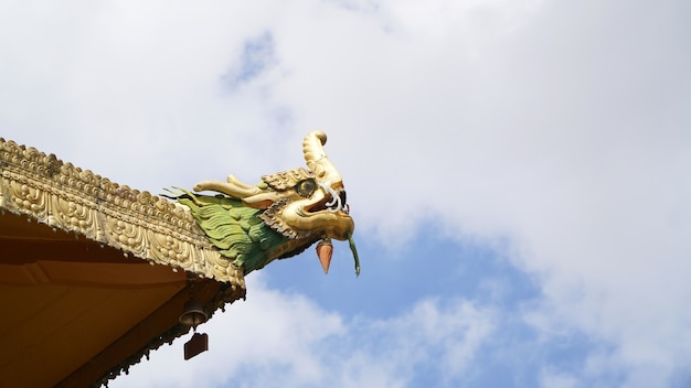 Statua in ottone sul tetto con il cielo