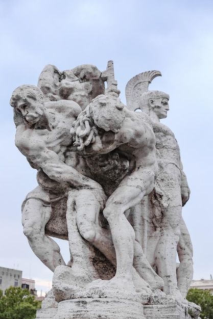 Statua in Ponte Vittorio Emanuele II Roma Italia