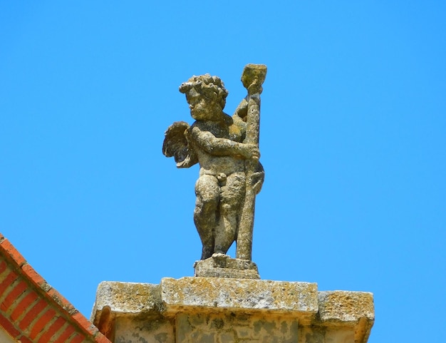 statua in una chiesa