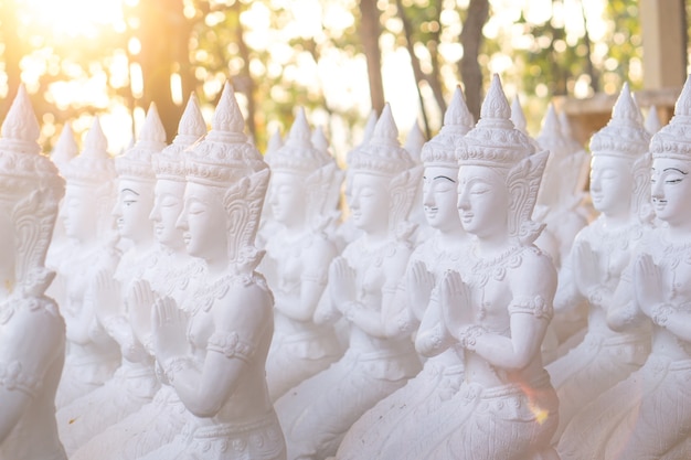 Statua incompiuta del dio di buddismo in tempio pubblico in Tailandia