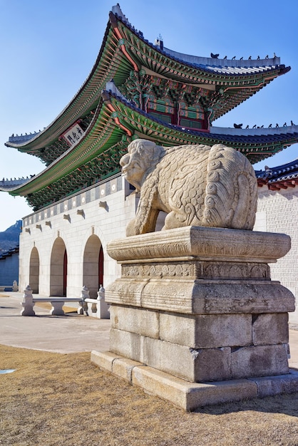 Statua mitologica del leone Haechi vicino all'ingresso del Palazzo Gyeongbokgung a Seoul, Corea del Sud