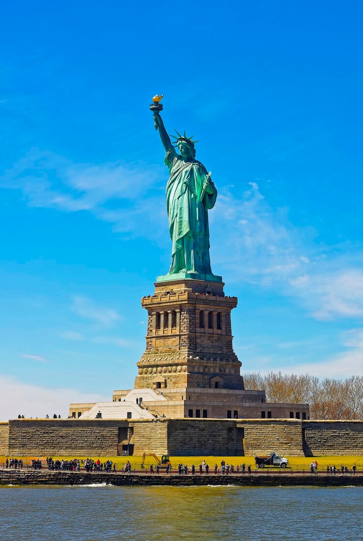 Foto statua su liberty island, usa, nella baia di new york superiore. turisti nelle vicinanze