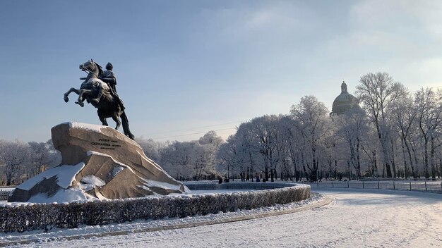 Statua su un paesaggio coperto di neve