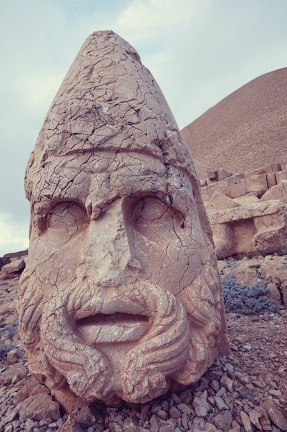 Statua sul monte Nemrut in Turchia