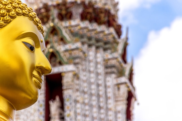 Statua tailandese di Buddha nella religione di buddismo situata al tempio tailandese (Wat Thai) per un culto