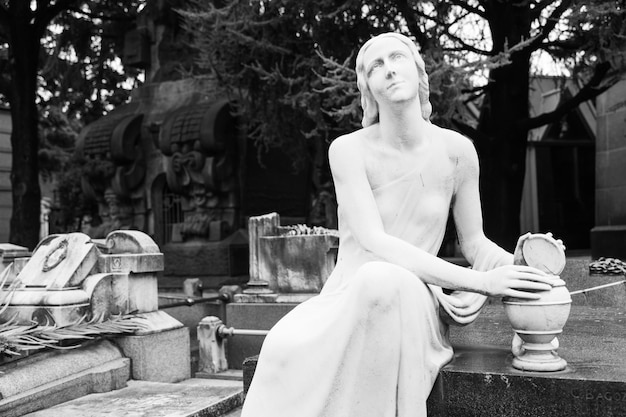 Statua vicino alle lapidi del cimitero