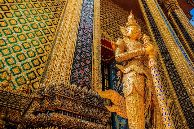 Statue colorate a guardia del tempio di Wat Phra Kaew