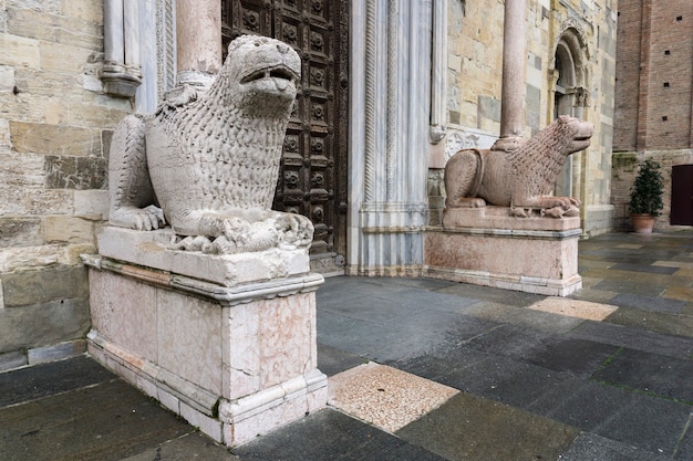 Statue del leone davanti alla cattedrale di Parma, Italia. Le statue sono state realizzate da Giambono da Bissono