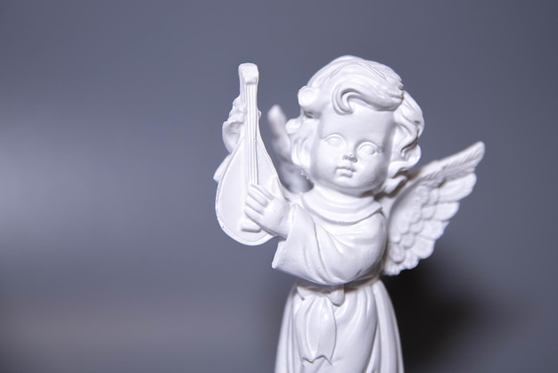 Statue di angeli isolate su sfondo bianco