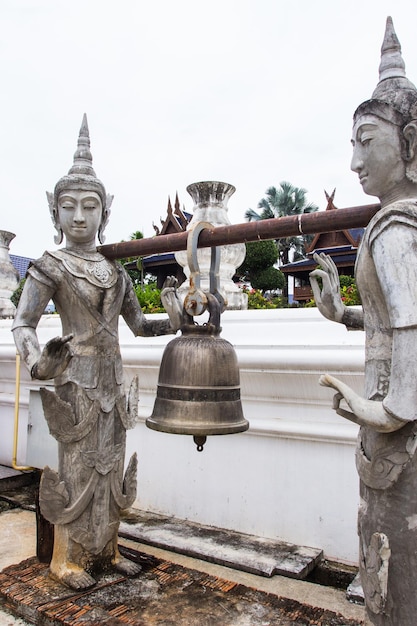Statue di angelo bianco che trasportano una campana in Chiangmai Thailandia Wat Baan Den