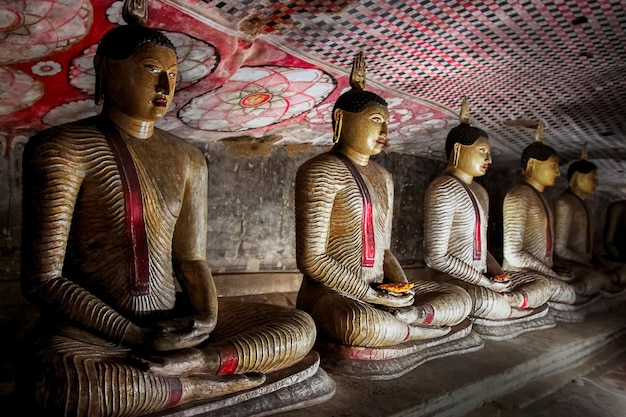 Statue di Buddha nel tempio della grotta di Dambulla Sri Lanka