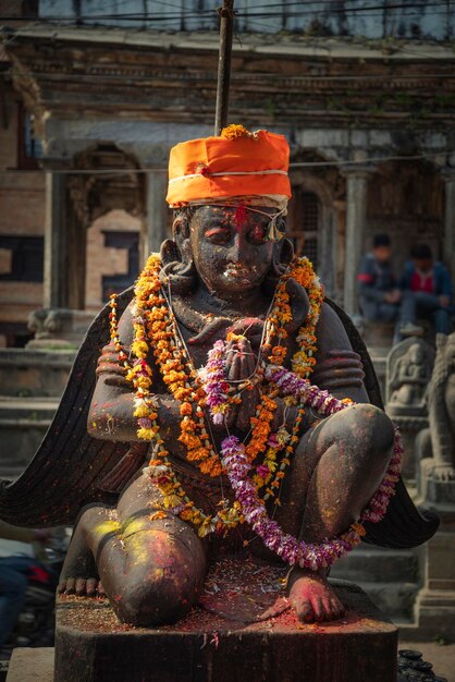 Statue di divinità nelle strade di Kathmandu