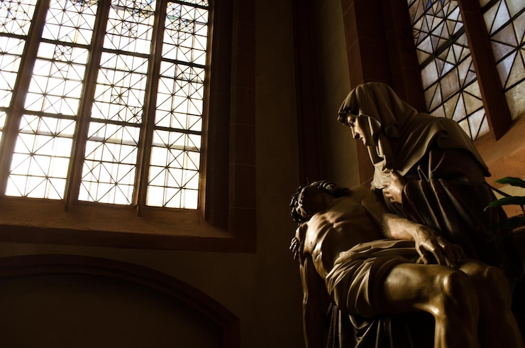 Foto statue di giovanni battista con gesù cristo in chiesa