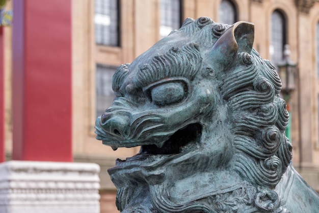 Statue di leoni cinesi a guardia dell'ingresso a Chinatown, Liverpool, Inghilterra, Regno Unito il 14 luglio 2021