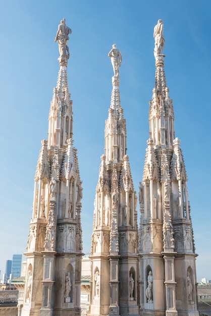 Statue di marmo - architettura sopra la cattedrale gotica del Duomo del tetto a Milano, Italia