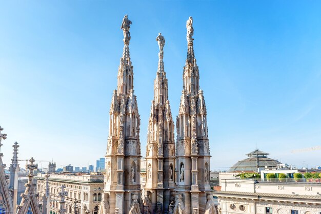 Statue di marmo - architettura sopra la cattedrale gotica del Duomo del tetto a Milano, Italia