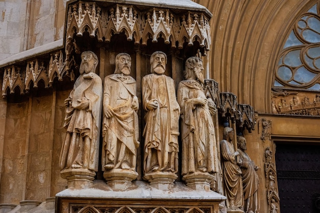 Statue di persone presso la Cattedrale di Tarragona. Foto di alta qualità