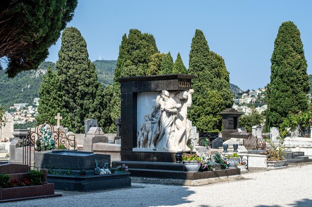 Statue di pietra in un antico cimitero, figure gotiche in una cripta