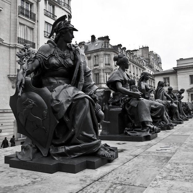 Statue di sei continenti davanti al Museo d'Orsay