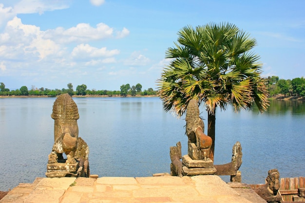 Statue di Singha a Srah Srang a Siem Reap