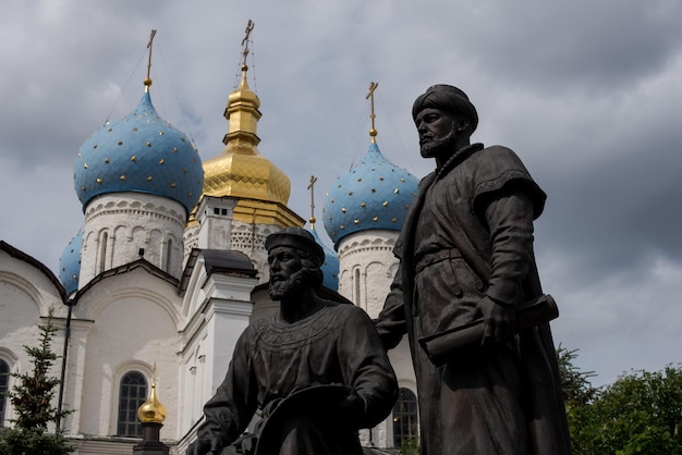 Statue e chiesa ortodossa russa contro un cielo nuvoloso