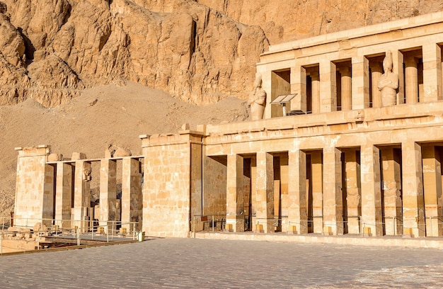 Statue e colonne del tempio di Hatshepsut nelle rocce di Luxor