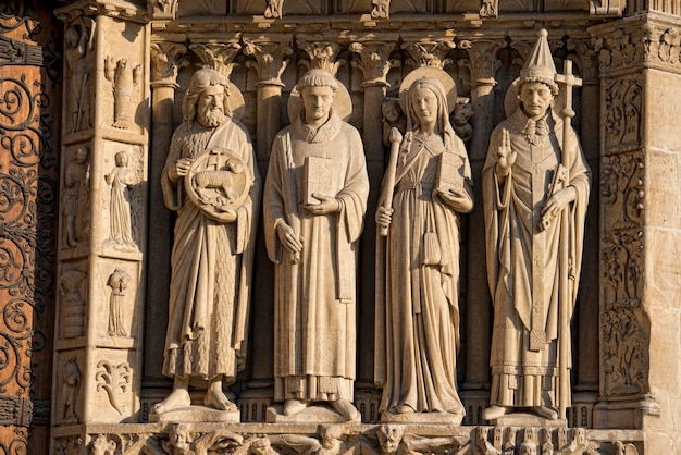 Statue e doccioni di Notre Dame Paris