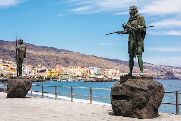 Statue in bronzo di capi guanche sul terrapieno Mensei Spagna Tenerife Candelaria