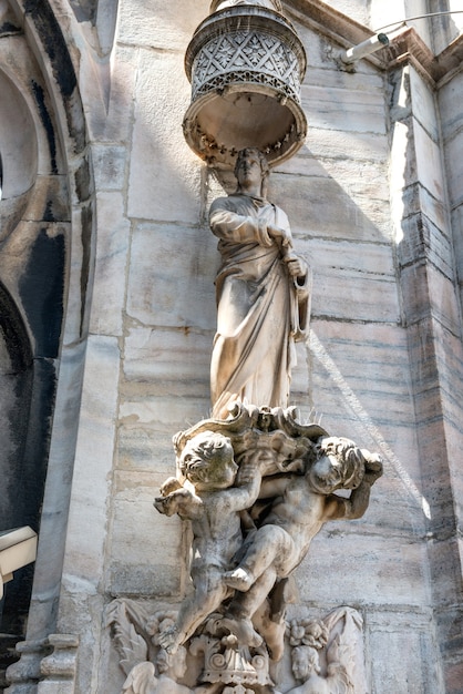 Statue in marmo bianco sul tetto del famoso Duomo di Milano in piazza a Milano, Italia