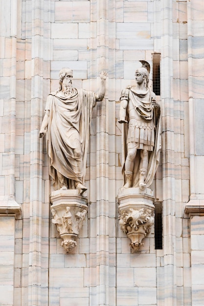 Statue in marmo gotico sulla cattedrale di Milano duomo di milano statue di decorazione esterna