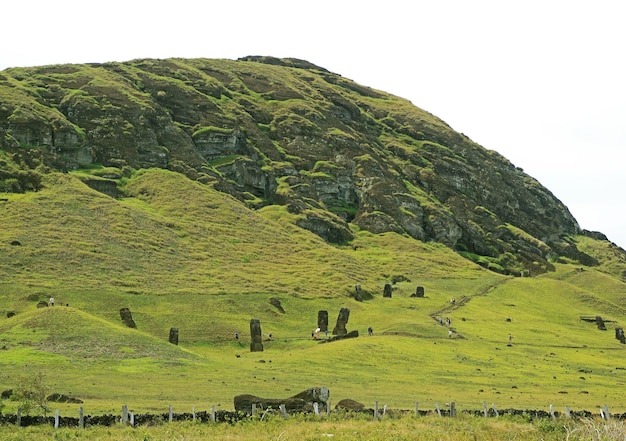 Statue Moai abbandonate sul vulcano Rano Raraku nell'isola di Pasqua del Cile