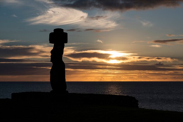 Statue Moai al tramonto di Rapa Nui (Isola di Pasqua)