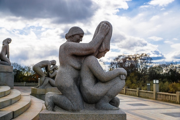 Statue sulla scala contro il cielo nuvoloso