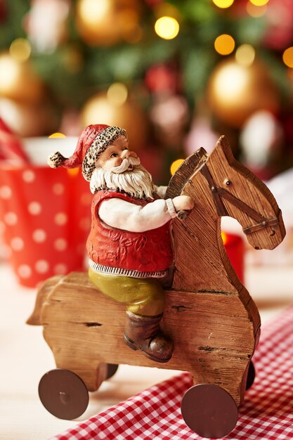 Statuetta di Babbo Natale con albero di Natale