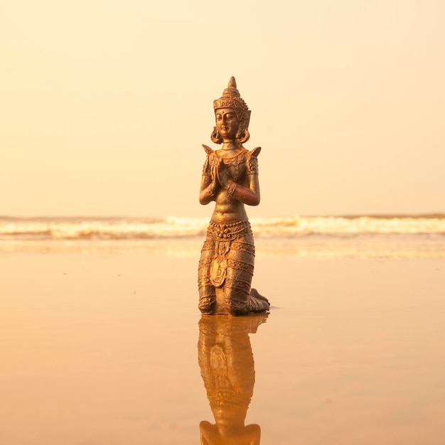 Statuetta di Budda sulla spiaggia tropicale