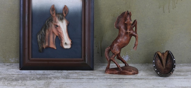 statuetta di cavallo di legno su un tavolo di legno