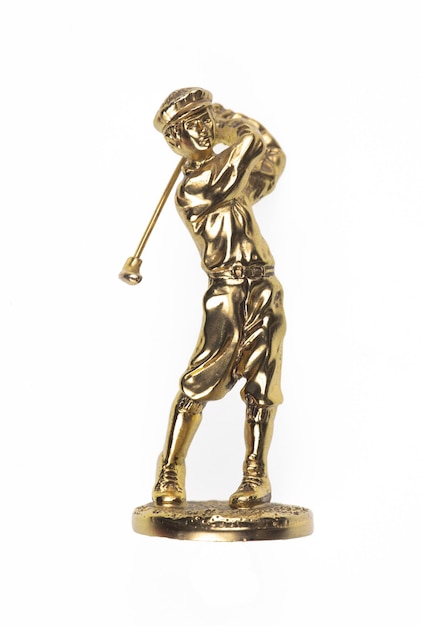 statuetta di golfista dorato isolata su sfondo bianco