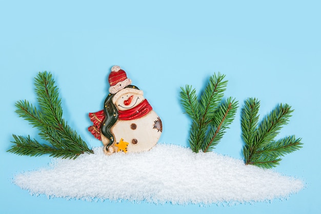 Statuetta di pupazzo di neve su un blu