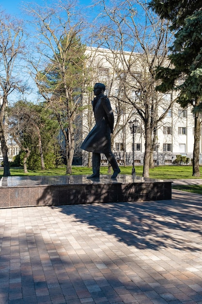 Stavropol Regione di Stavropol Russia 2 aprile 2023 Monumento a Mikhail Lermontov