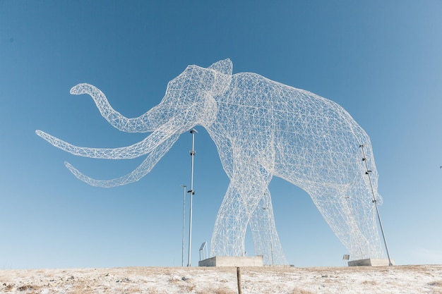 STAVROPOL Russia 10 GENNAIO 2023 architettura un elefante di 20 metri realizzato con una tecnica framespatial sulla montagna di Stavropol
