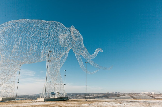 STAVROPOL Russia 10 GENNAIO 2023 architettura un elefante di 20 metri realizzato con una tecnica framespatial sulla montagna di Stavropol