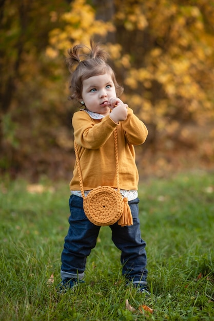 STAVROPOL, RUSSIA, 5 OTTOBRE 2019; Una bambina con una borsa a maglia cammina nel parco