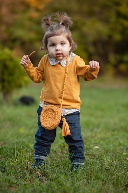 STAVROPOL, RUSSIA, 5 OTTOBRE 2019; Una bambina con una borsa a maglia cammina nel parco