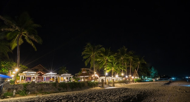 Stazione balneare tropicale nella notte