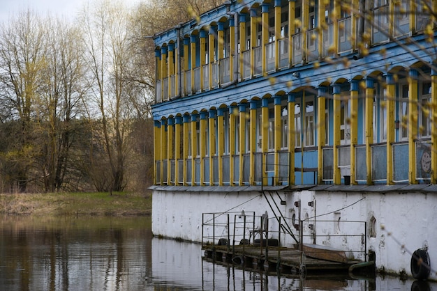 Stazione dei battelli abbandonata sul fiume